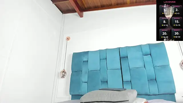 mia  fernandez online show from 11-18-25, 07:07