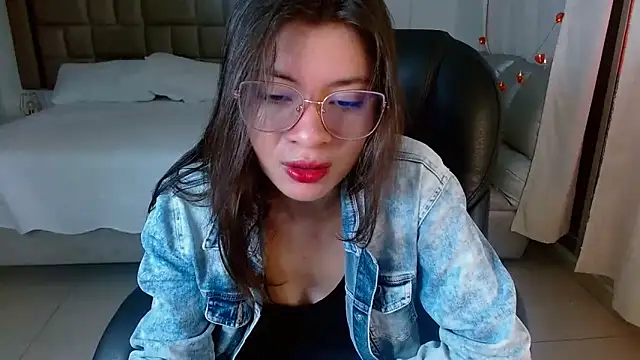 zoecruzz online show from 04-05-26, 01:30