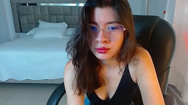 zoecruzz online show from 04-11-26, 01:48