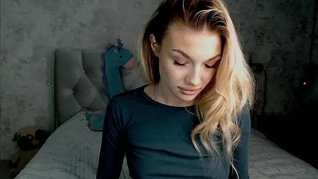 Snapshot of Ella_Milla chatting on 06-18-26, 12:53 Ella Milla online show from 06-18-26, 12:53
