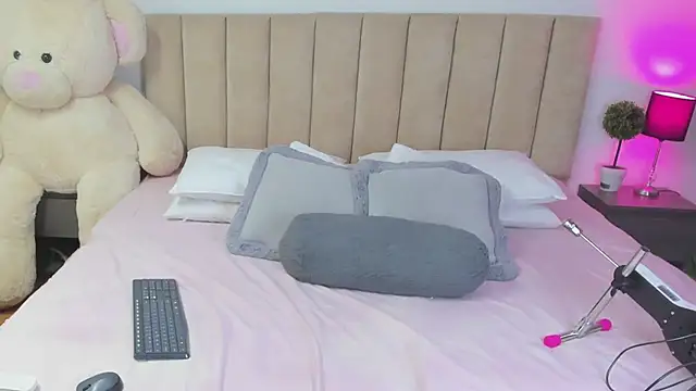 Snapshot of HannaRousse_ chatting on 03-17-26, 08:23 HannaRousse online show from 03-17-26, 08:23