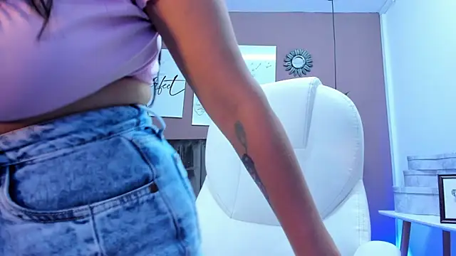 anniemayerx  online show from 12-02-24, 01:24