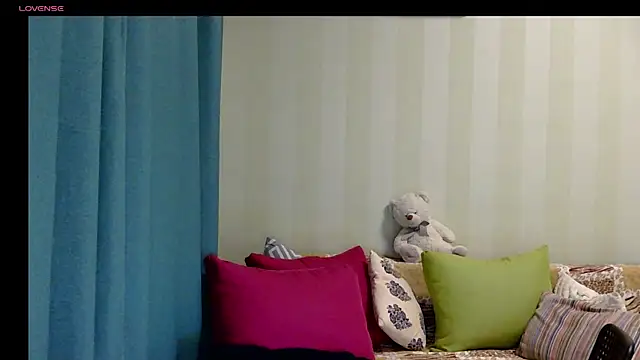 Snapshot of LilyXSky chatting on 11-28-25, 04:31 LilyXSky online show from 11-28-25, 04:31