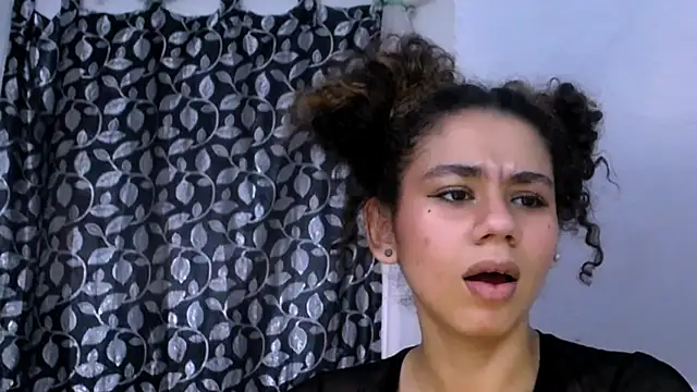 Snapshot of diamonmeli chatting on 03-03-25, 05:39 diamonmeli online show from 03-03-25, 05:39