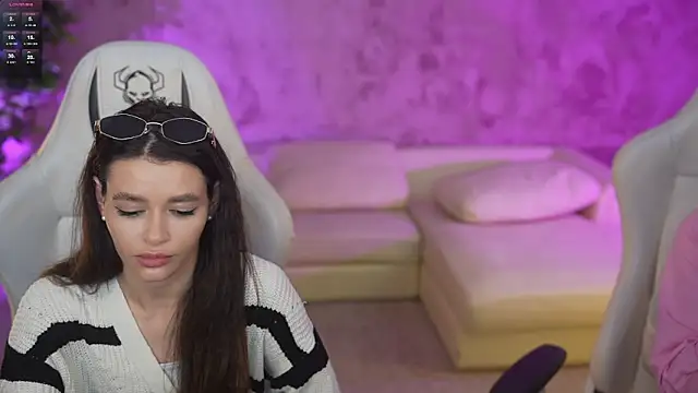 Julia  Star  online show from 03-12-25, 11:31