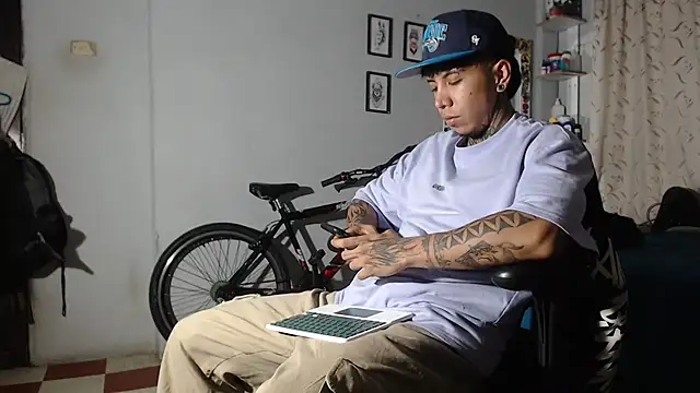 Nickhot0609 online show from 02-04-25, 04:05