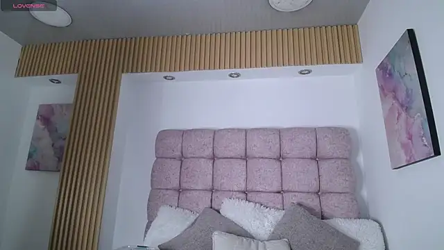 Snapshot of Melodi_Roux chatting on 06-22-26, 01:30 Melodi Roux online show from 06-22-26, 01:30