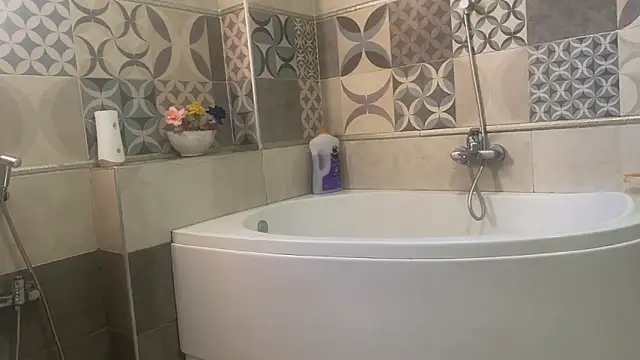 Snapshot of emylolo9 chatting on 12-14-24, 12:44 emylolo9 online show from 12-14-24, 12:44