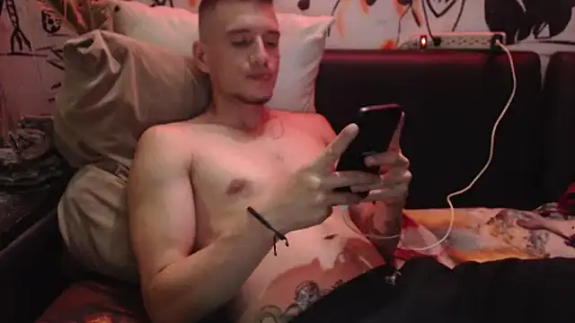 Snapshot of roystonee01 chatting on 03-28-26, 01:16 roystonee01 online show from 03-28-26, 01:16