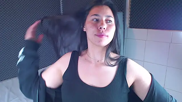 Snapshot of _joy_yva chatting on 12-18-25, 01:55 joy yva online show from 12-18-25, 01:55