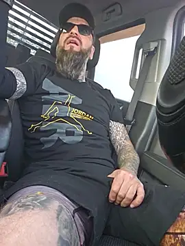 Snapshot of Beardedtattood chatting on 06-11-26, 10:24 Beardedtattood online show from 06-11-26, 10:24
