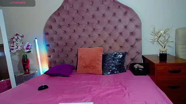 Erikka   online show from 04-11-26, 06:29