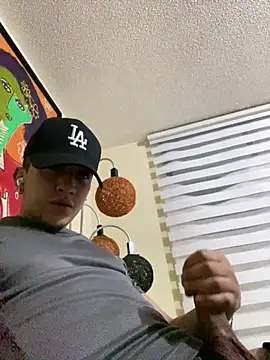 Snapshot of kmilo2405 chatting on 03-24-26, 04:39 kmilo2405 online show from 03-24-26, 04:39