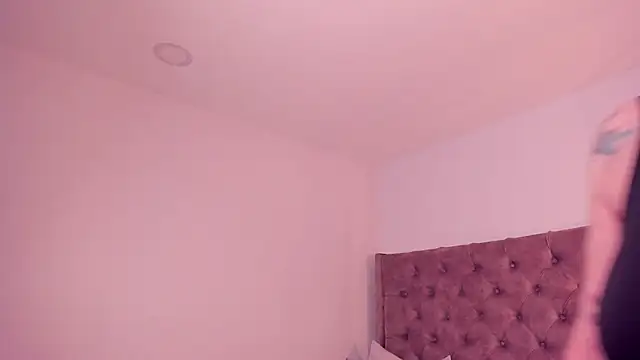 Snapshot of gabby_london chatting on 06-30-26, 11:22 gabby london online show from 06-30-26, 11:22