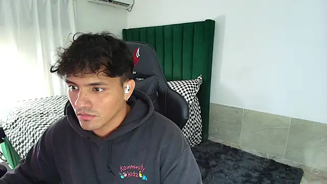 Snapshot of man_dur07 chatting on 02-03-26, 02:53 man dur07 online show from 02-03-26, 02:53