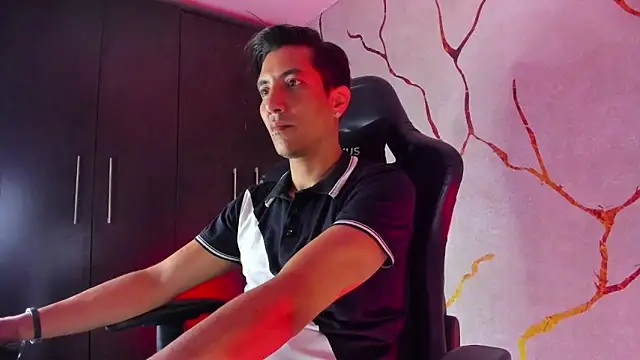 Snapshot of EdwardVlad chatting on 12-21-24, 07:49 EdwardVlad online show from 12-21-24, 07:49