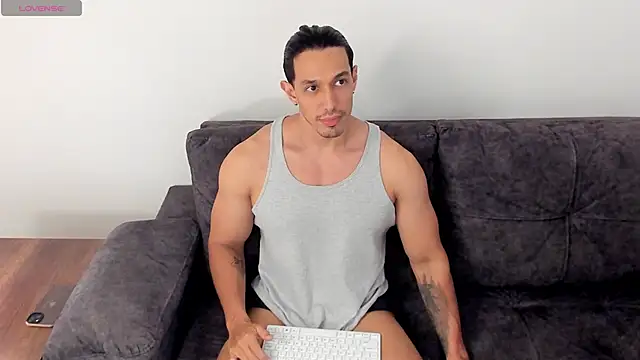 Lorenzoferrec online show from 06-06-26, 02:27