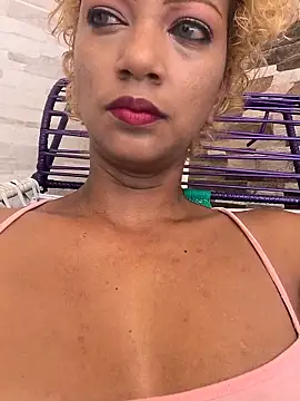 Snapshot of Amaliu_ chatting on 12-21-25, 04:14 Amaliu online show from 12-21-25, 04:14