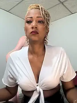 Snapshot of Amaliu_ chatting on 01-06-26, 02:10 Amaliu online show from 01-06-26, 02:10