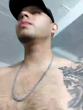 Snapshot of King_russo chatting on 05-10-26, 01:44 King russo online show from 05-10-26, 01:44