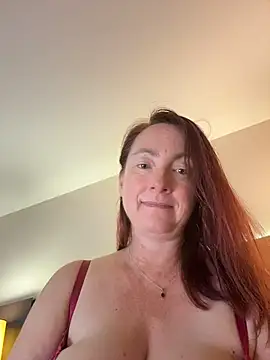 Snapshot of LouiseTswing chatting on 07-16-26, 07:31 LouiseTswing online show from 07-16-26, 07:31