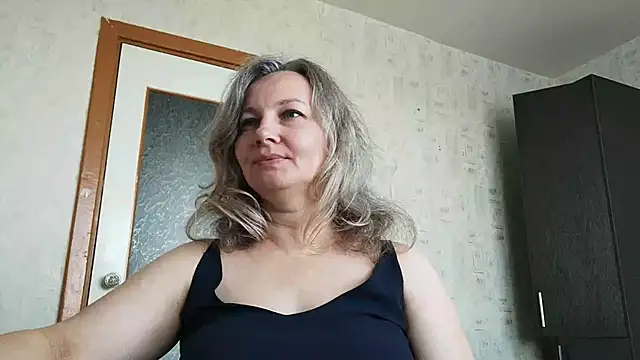 Snapshot of EdithManning chatting on 05-24-26, 06:29 EdithManning online show from 05-24-26, 06:29