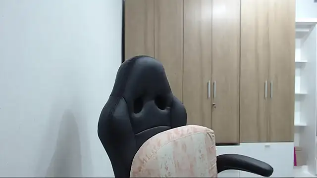 Snapshot of RoxanaLove9 chatting on 11-18-25, 09:19 RoxanaLove9 online show from 11-18-25, 09:19