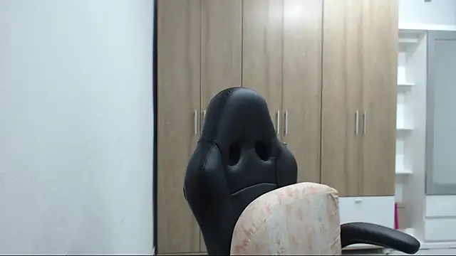 Snapshot of RoxanaLove9 chatting on 11-20-25, 01:28 RoxanaLove9 online show from 11-20-25, 01:28