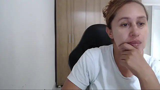 Snapshot of RoxanaLove9 chatting on 11-20-25, 05:45 RoxanaLove9 online show from 11-20-25, 05:45