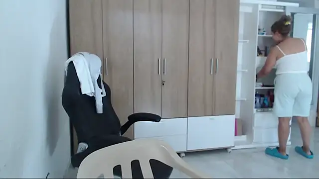 Snapshot of RoxanaLove9 chatting on 11-22-25, 05:56 RoxanaLove9 online show from 11-22-25, 05:56