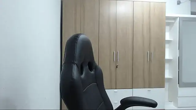 Snapshot of RoxanaLove9 chatting on 11-27-25, 07:05 RoxanaLove9 online show from 11-27-25, 07:05