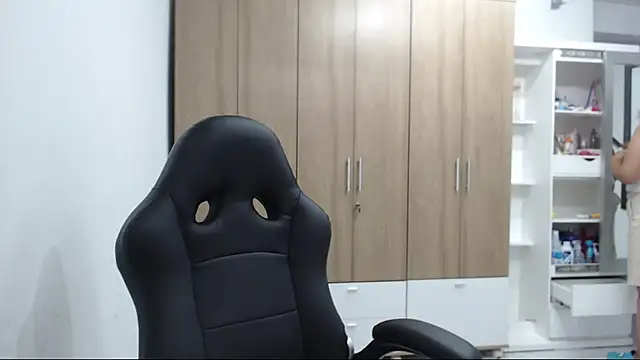 Snapshot of RoxanaLove9 chatting on 12-05-25, 08:49 RoxanaLove9 online show from 12-05-25, 08:49