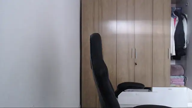 Snapshot of RoxanaLove9 chatting on 12-15-25, 08:35 RoxanaLove9 online show from 12-15-25, 08:35