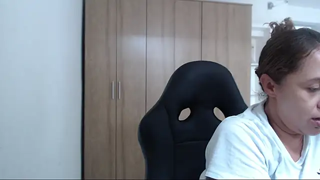 Snapshot of RoxanaLove9 chatting on 12-17-25, 05:08 RoxanaLove9 online show from 12-17-25, 05:08