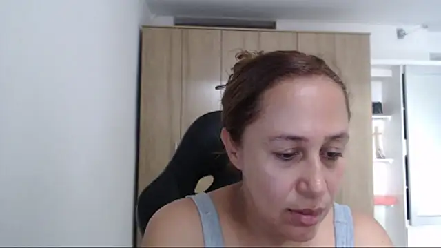 Snapshot of RoxanaLove9 chatting on 02-06-26, 09:18 RoxanaLove9 online show from 02-06-26, 09:18