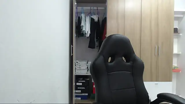 Snapshot of RoxanaLove9 chatting on 02-18-26, 08:27 RoxanaLove9 online show from 02-18-26, 08:27