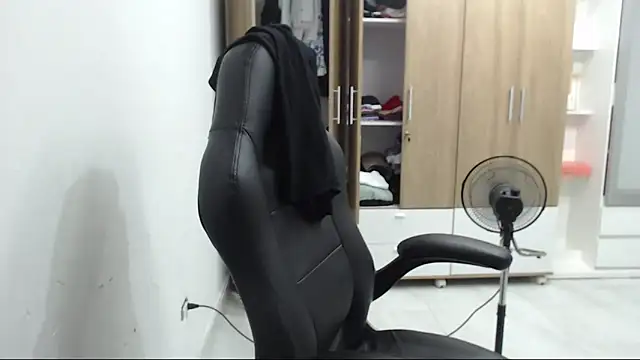 Snapshot of RoxanaLove9 chatting on 03-05-26, 02:07 RoxanaLove9 online show from 03-05-26, 02:07