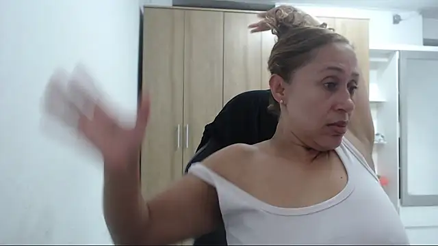 Snapshot of RoxanaLove9 chatting on 03-13-26, 10:27 RoxanaLove9 online show from 03-13-26, 10:27