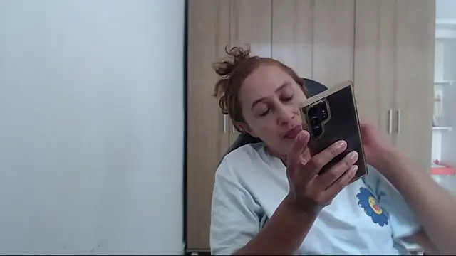 Snapshot of RoxanaLove9 chatting on 03-25-26, 05:19 RoxanaLove9 online show from 03-25-26, 05:19