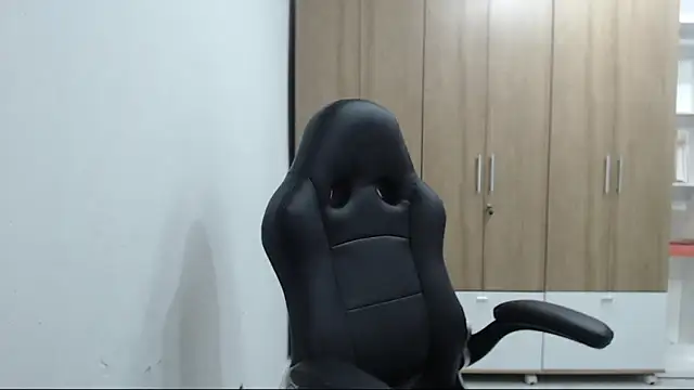 Snapshot of RoxanaLove9 chatting on 03-31-26, 11:05 RoxanaLove9 online show from 03-31-26, 11:05