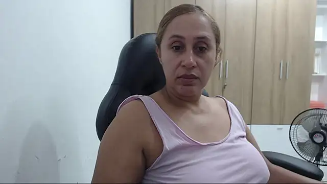 Snapshot of RoxanaLove9 chatting on 04-13-26, 11:32 RoxanaLove9 online show from 04-13-26, 11:32