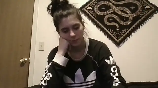 Prettypixie113 online show from 10-28-25, 02:42