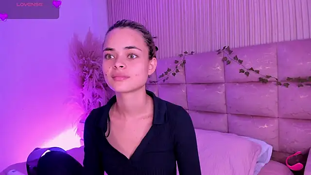 Snapshot of HannaRhodes chatting on 07-01-26, 02:40 HannaRhodes online show from 07-01-26, 02:40
