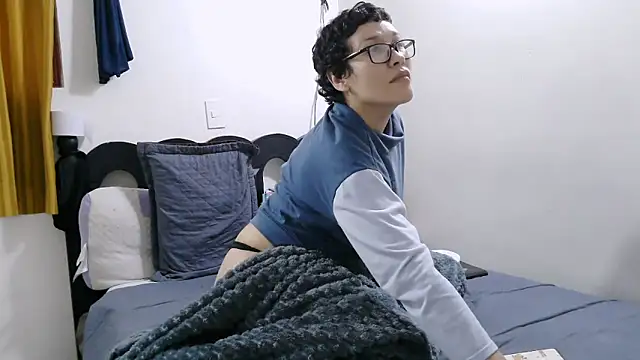 Snapshot of luxandracon23 chatting on 03-19-26, 03:38 luxandracon23 online show from 03-19-26, 03:38