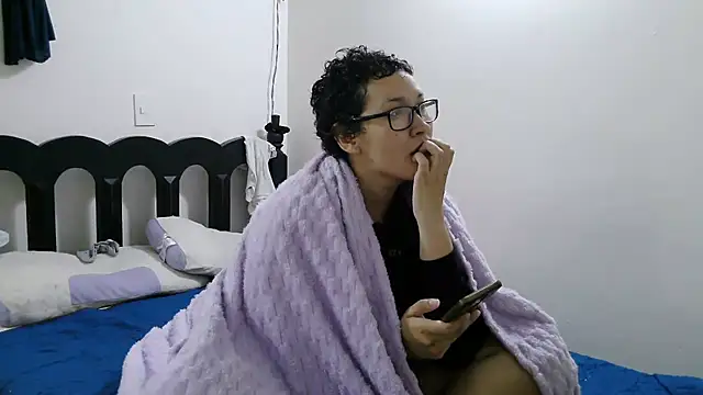 Snapshot of luxandracon23 chatting on 03-24-26, 01:05 luxandracon23 online show from 03-24-26, 01:05