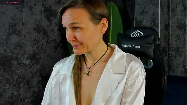 Lillian White online show from 05-17-26, 01:03