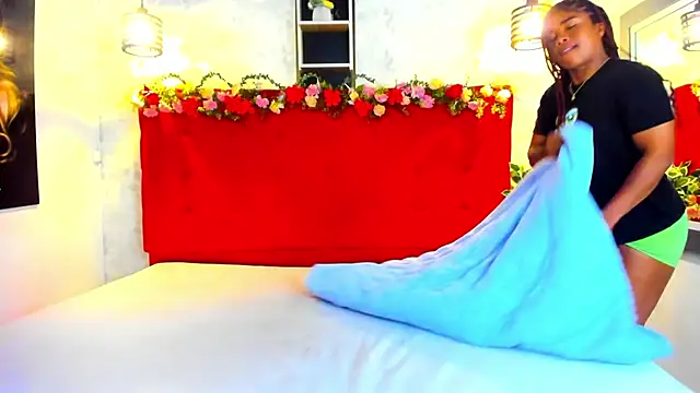 Snapshot of SilvannaFit chatting on 03-27-26, 11:54 SilvannaFit online show from 03-27-26, 11:54