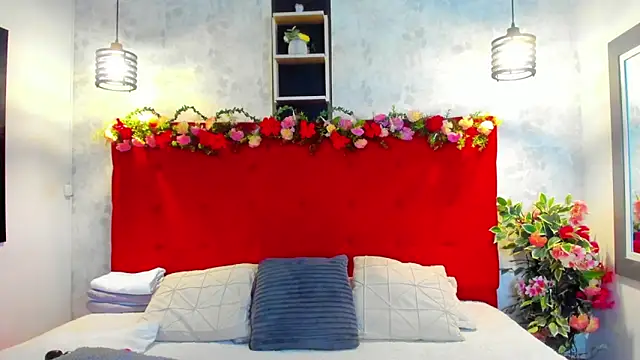Snapshot of SilvannaFit chatting on 04-22-26, 11:45 SilvannaFit online show from 04-22-26, 11:45