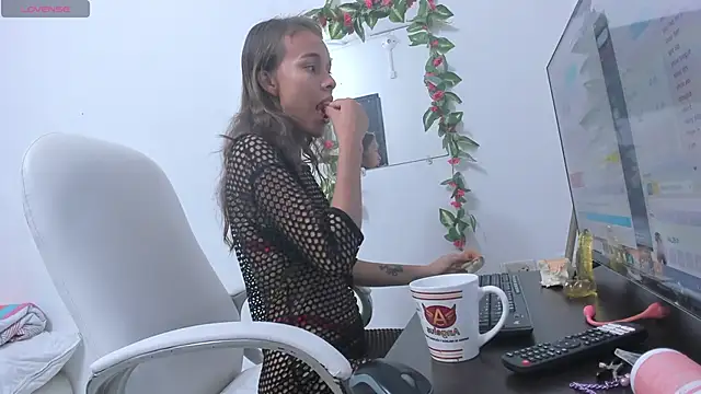 lulu 25  online show from 12-31-24, 03:09