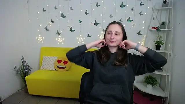 Snapshot of MichelLeee chatting on 03-19-26, 12:09 MichelLeee online show from 03-19-26, 12:09